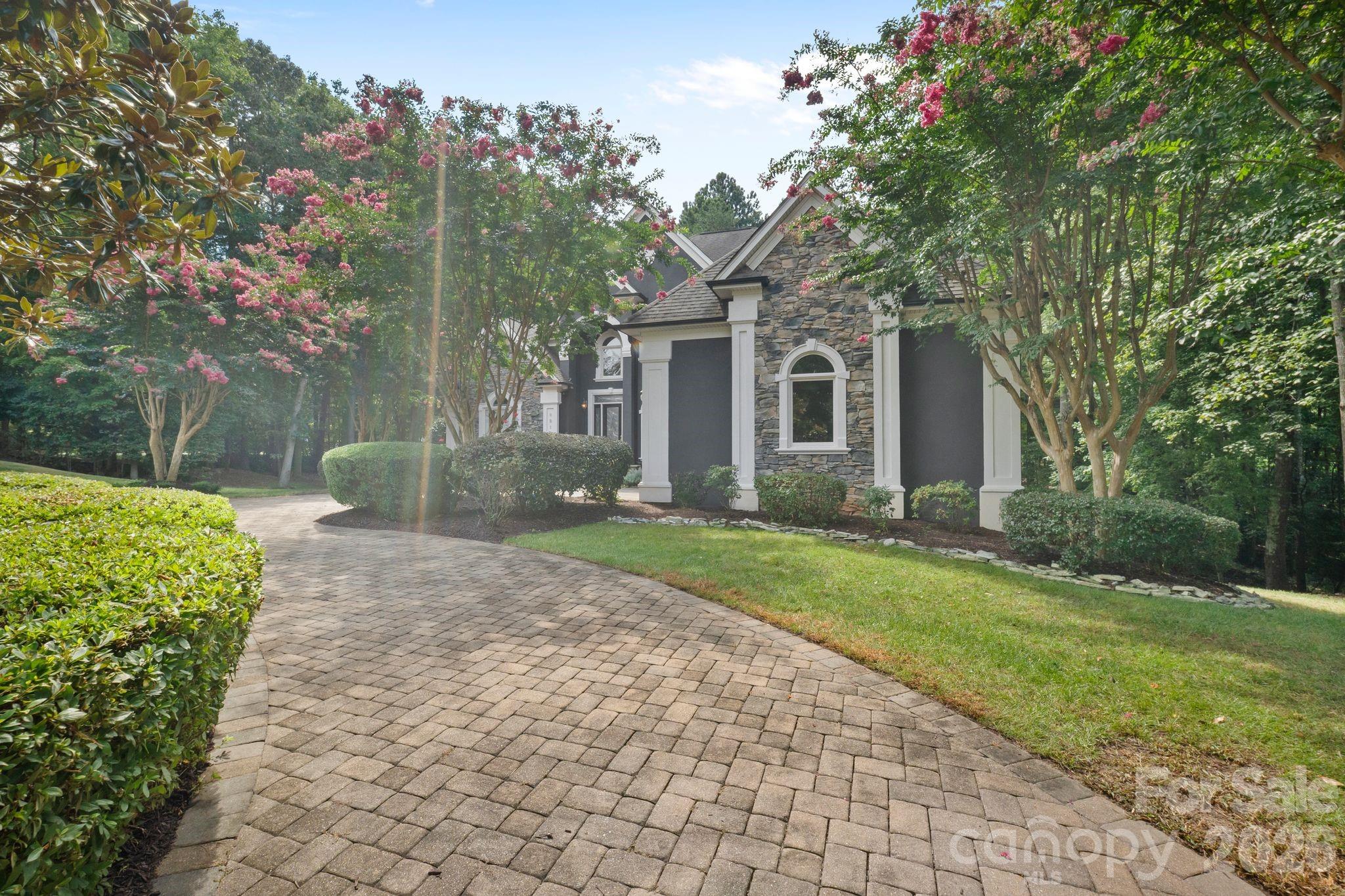 8915 Warwicke Lane