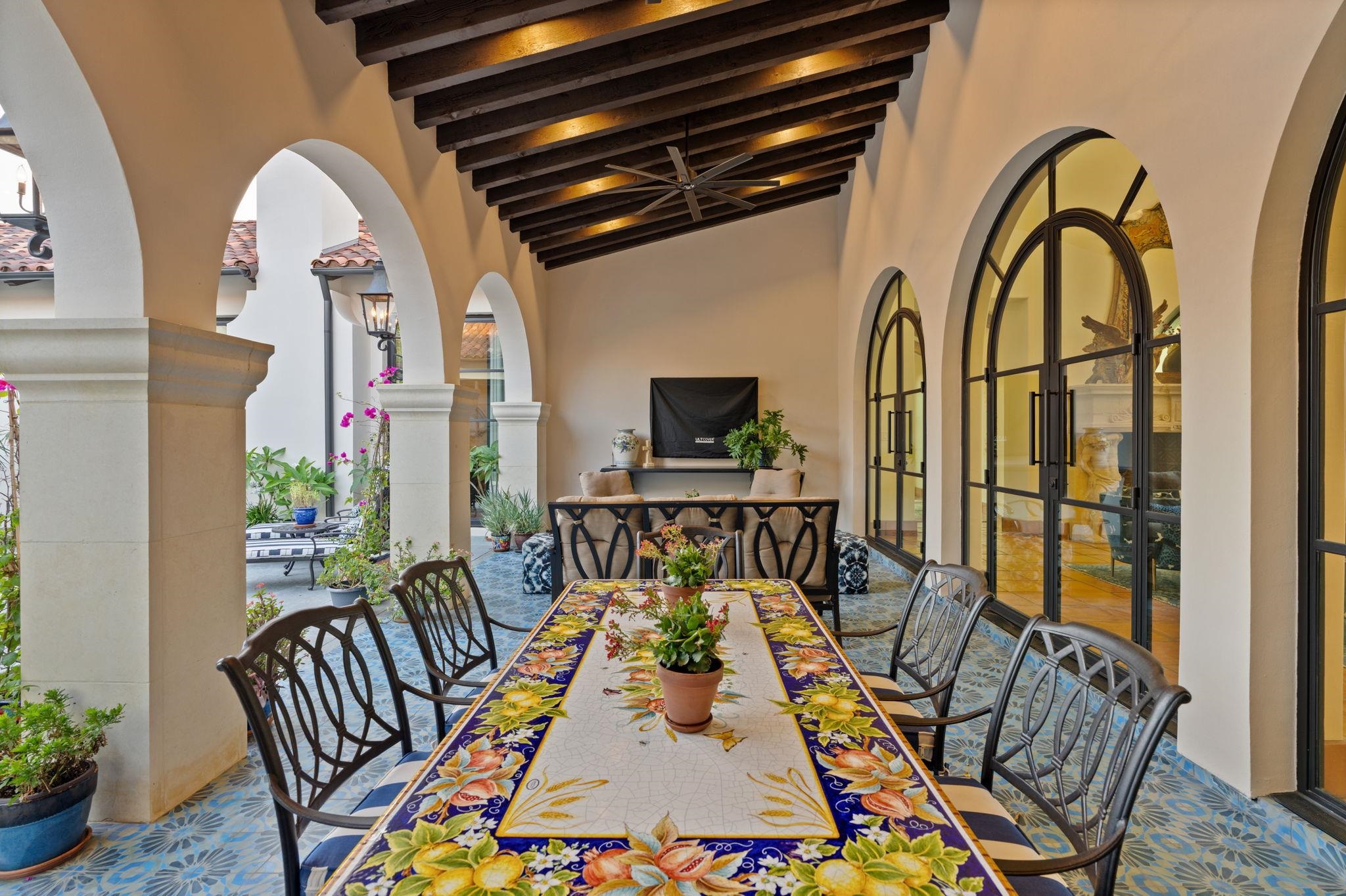 125 Plaza Escondido