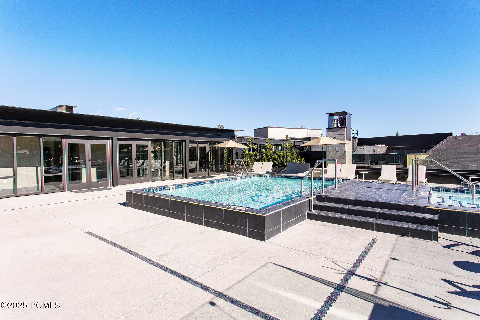 7520 Royal Street, 411