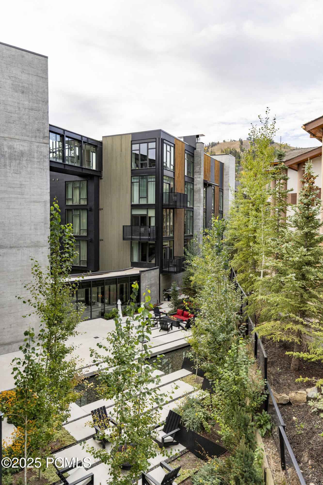 7520 Royal Street, 411