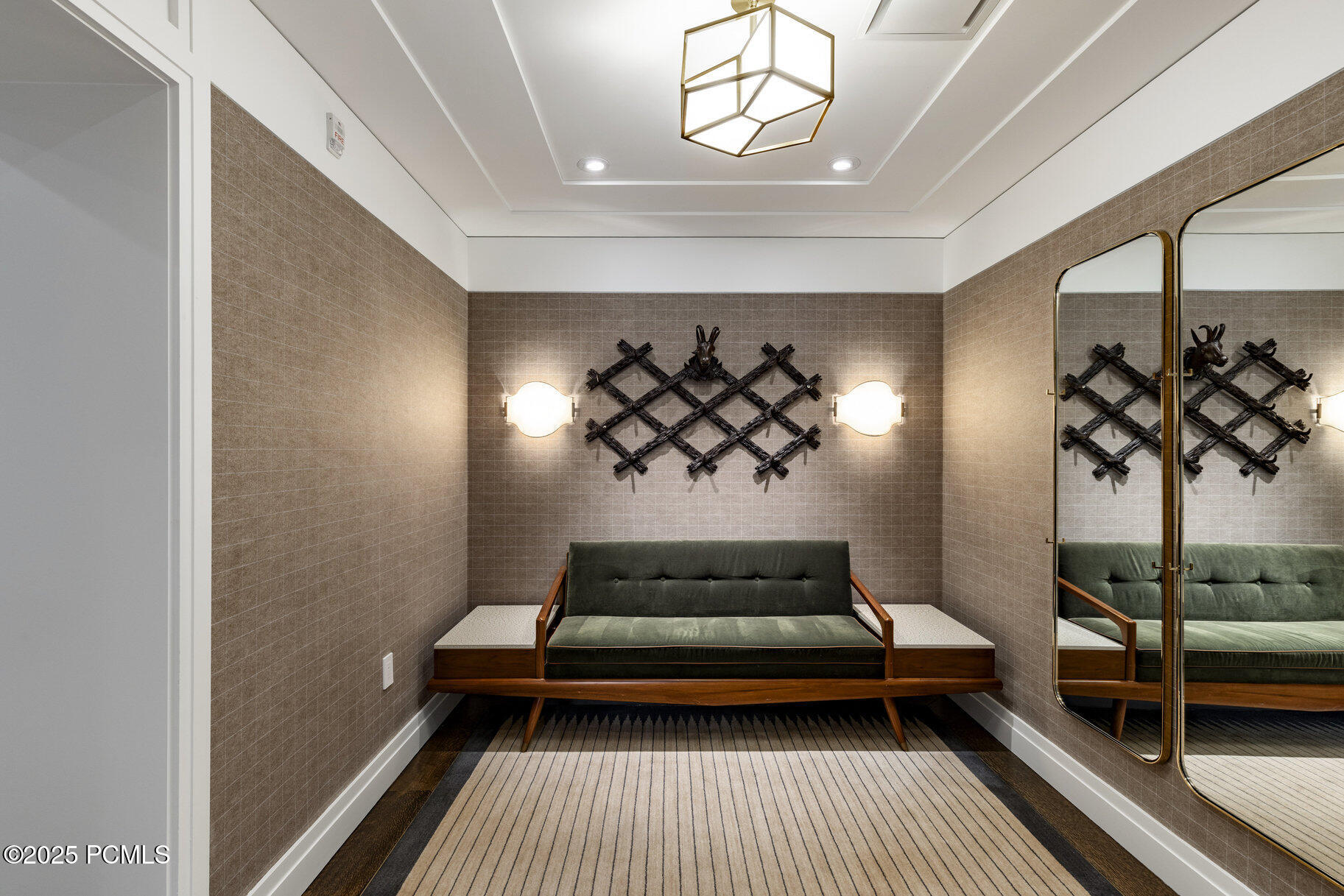 7520 Royal Street, 411