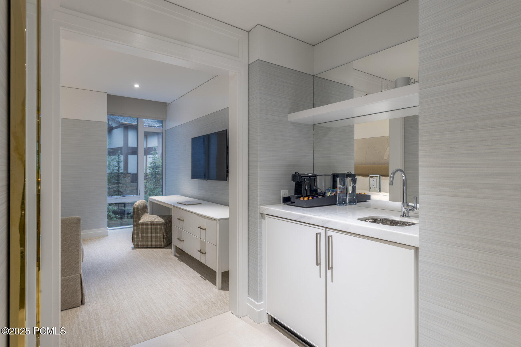 7520 Royal Street, 411