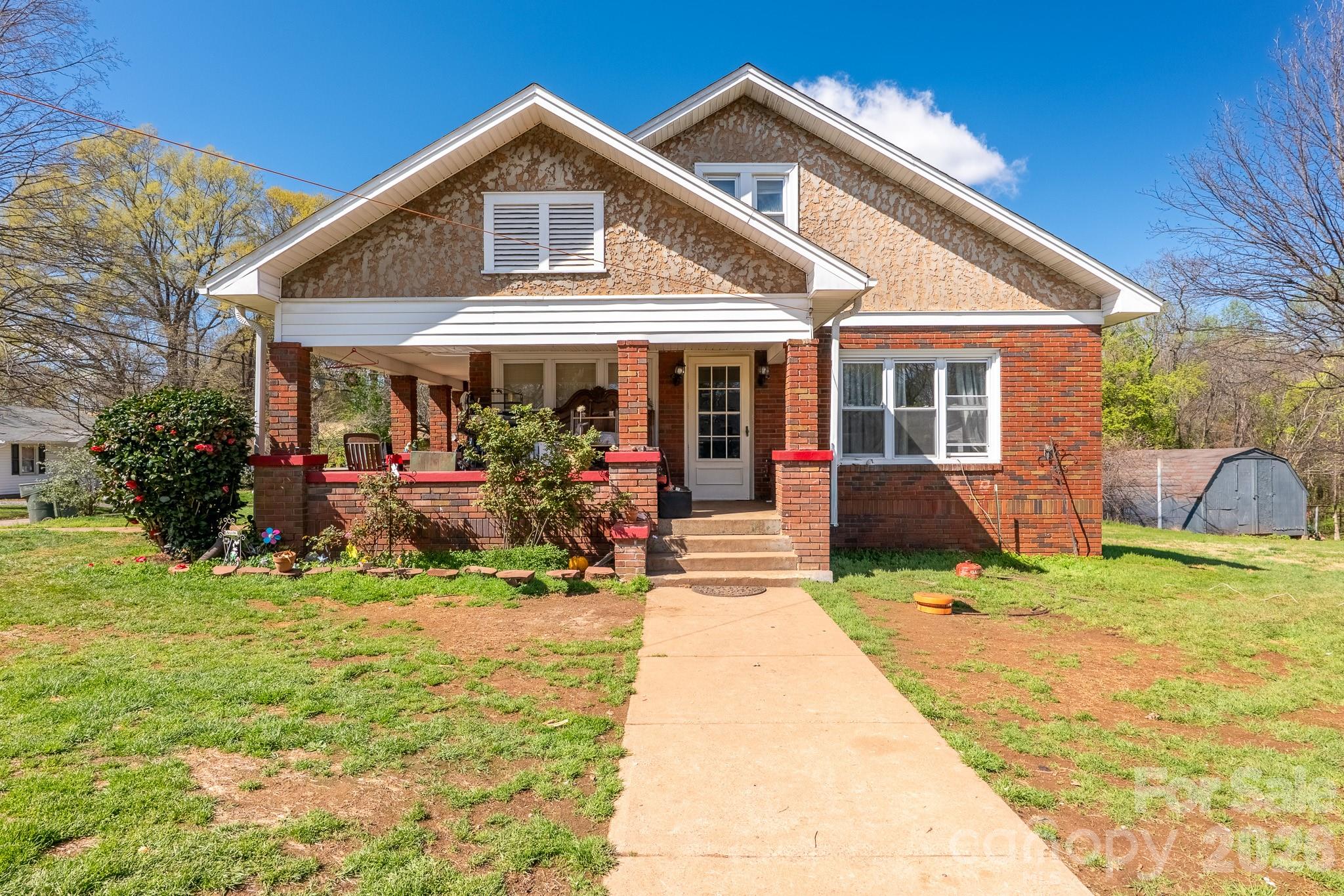 218 W 28th Street Newton Nc Us 28658 Car4435236