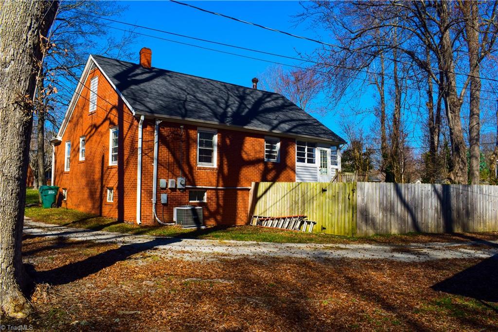 402 Oakview Road