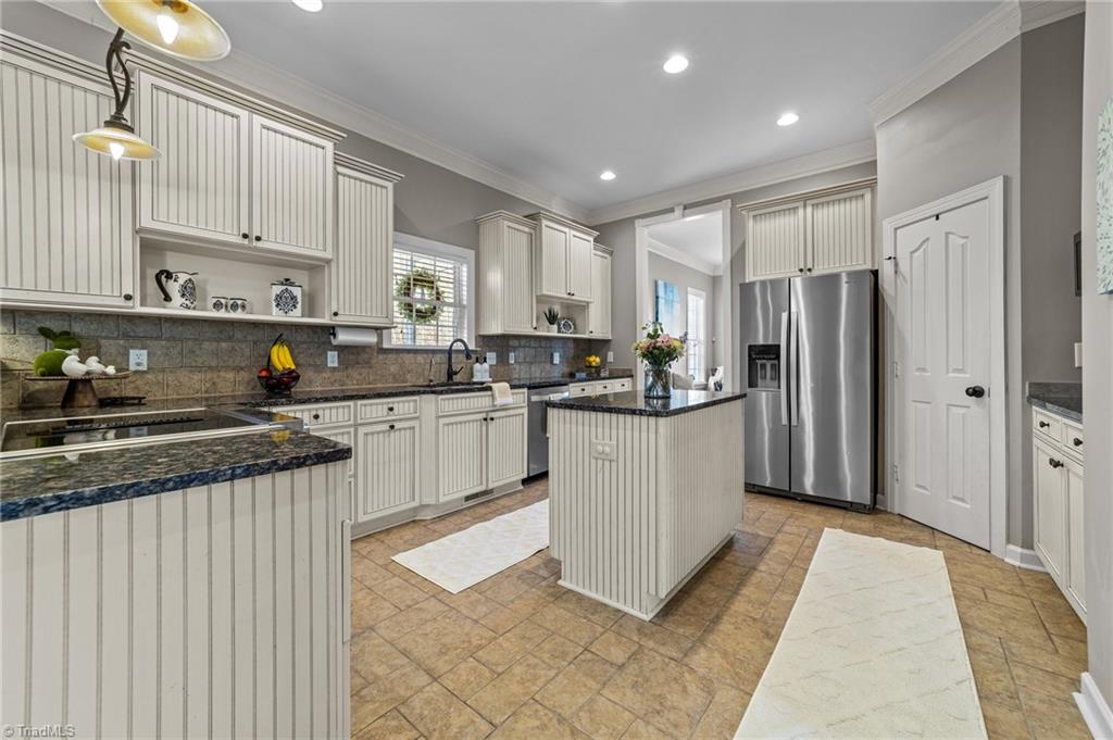 6107 Colwyn Court
