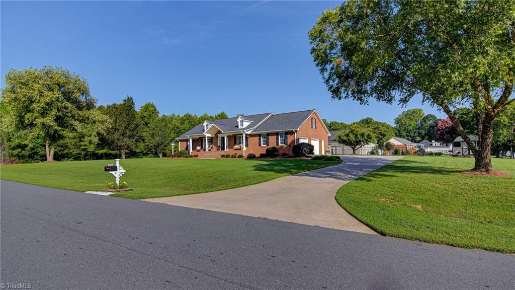125 Greenturf Drive, Winston-Salem