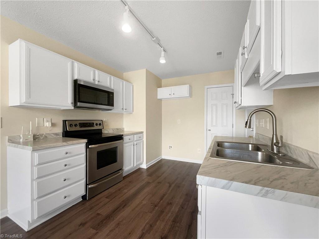 6014 White Chapel Way