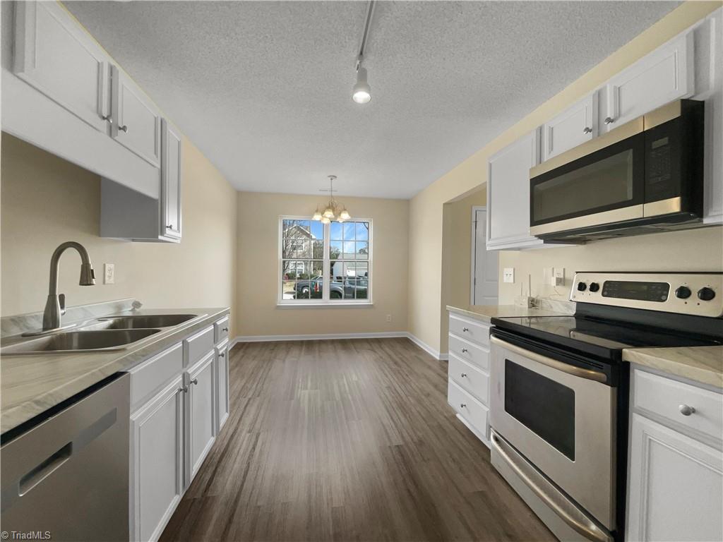 6014 White Chapel Way