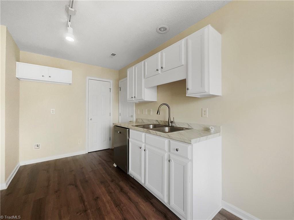 6014 White Chapel Way