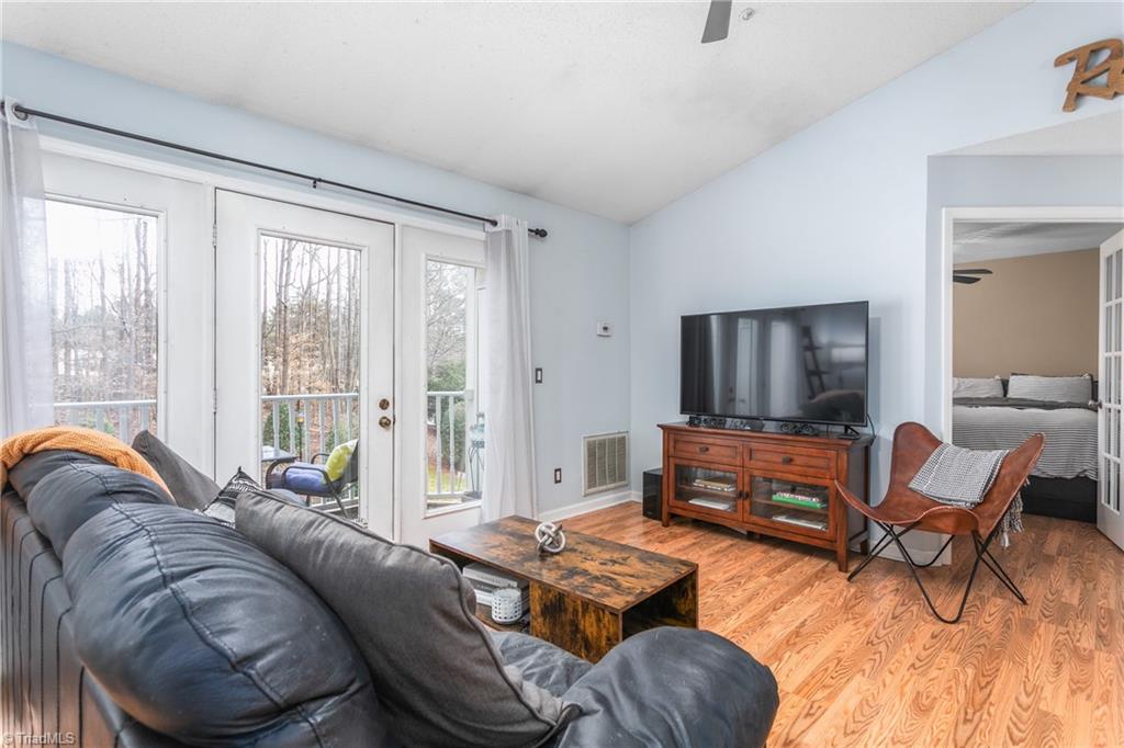 5934 W Friendly Avenue # M