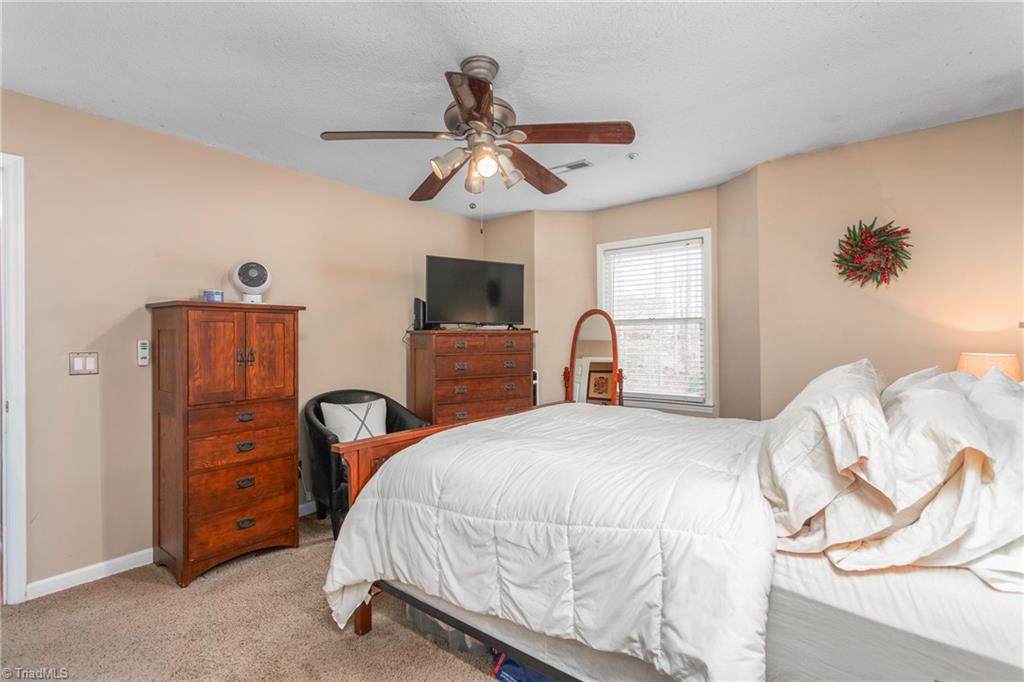 5934 W Friendly Avenue # M