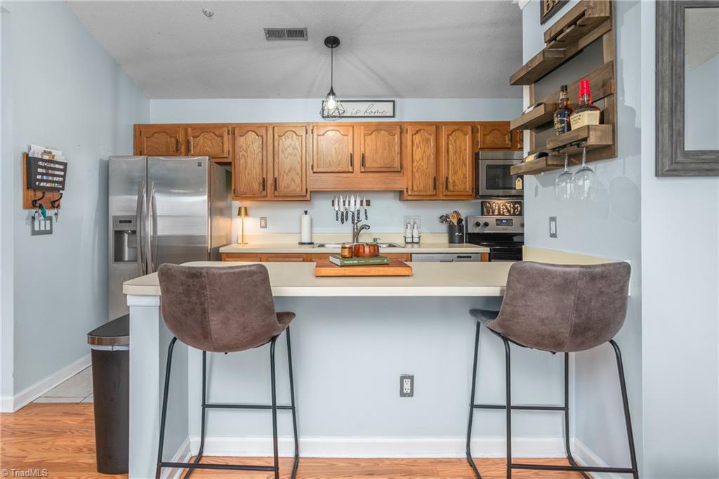 5934 W Friendly Avenue # M