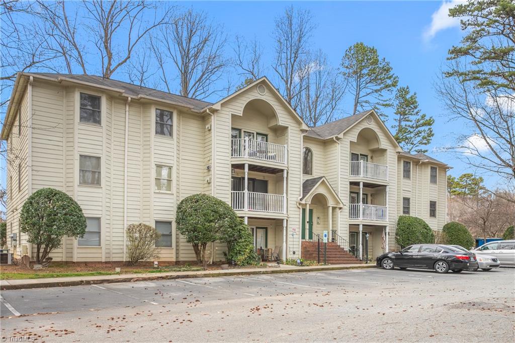 5934 W Friendly Avenue # M