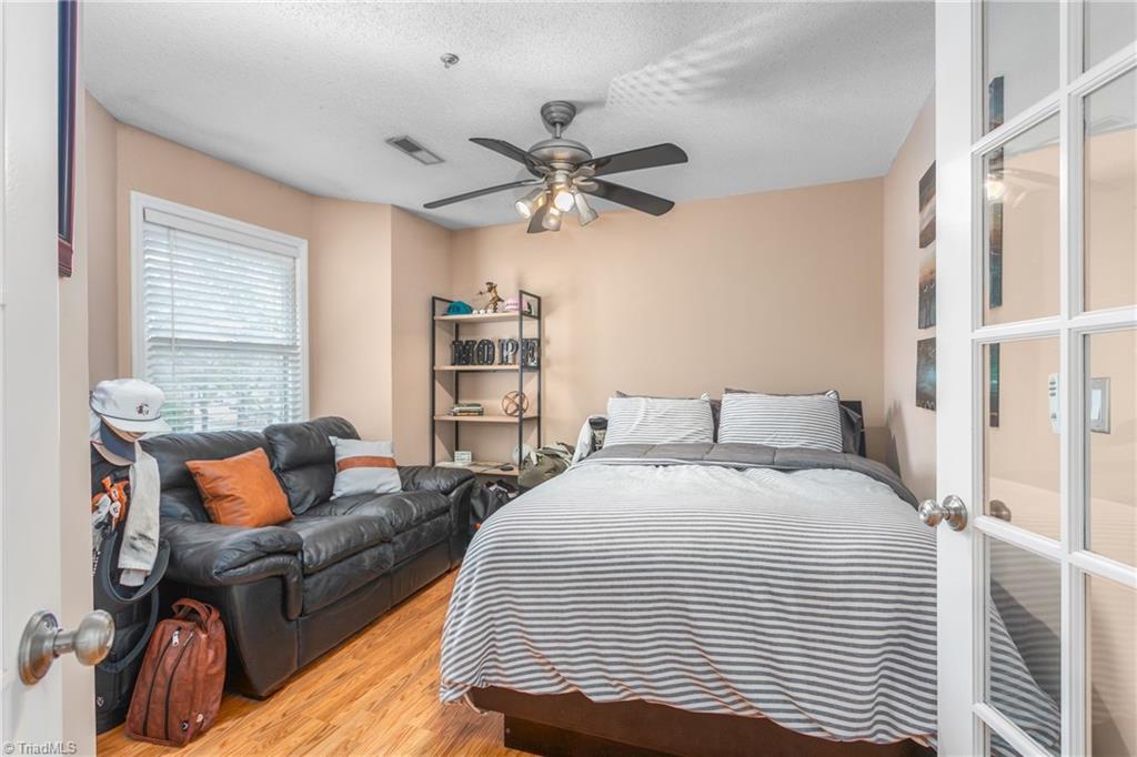 5934 W Friendly Avenue # M