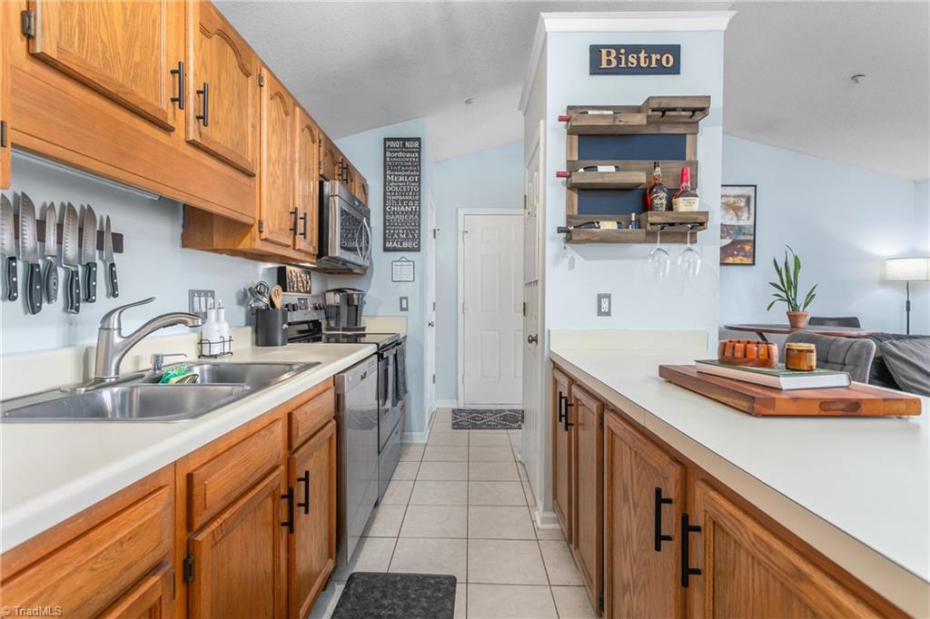 5934 W Friendly Avenue # M