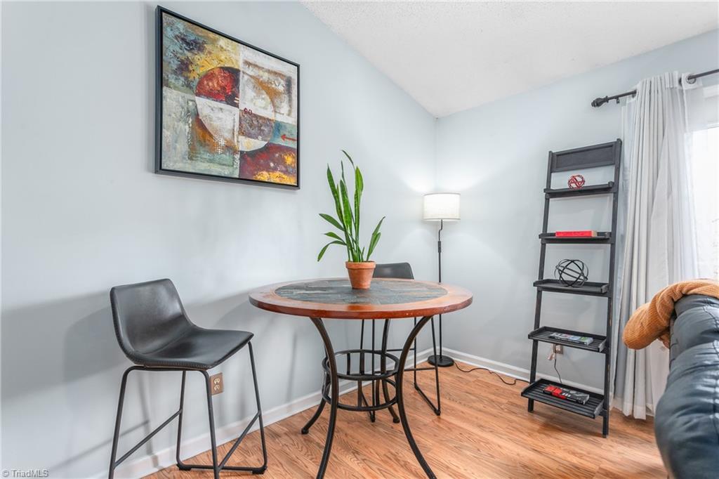 5934 W Friendly Avenue # M