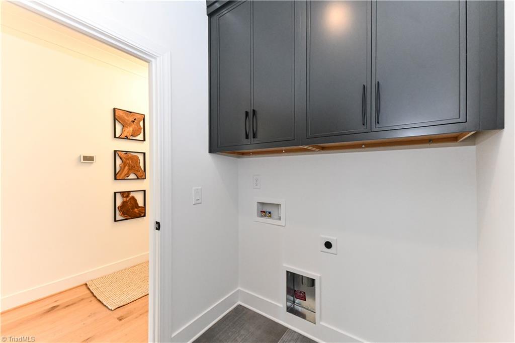 3237 W Friendly Avenue