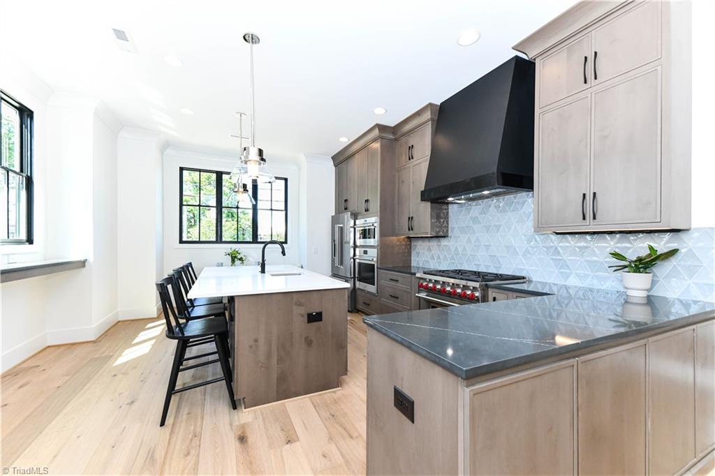 3237 W Friendly Avenue