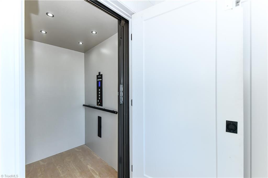 3237 W Friendly Avenue