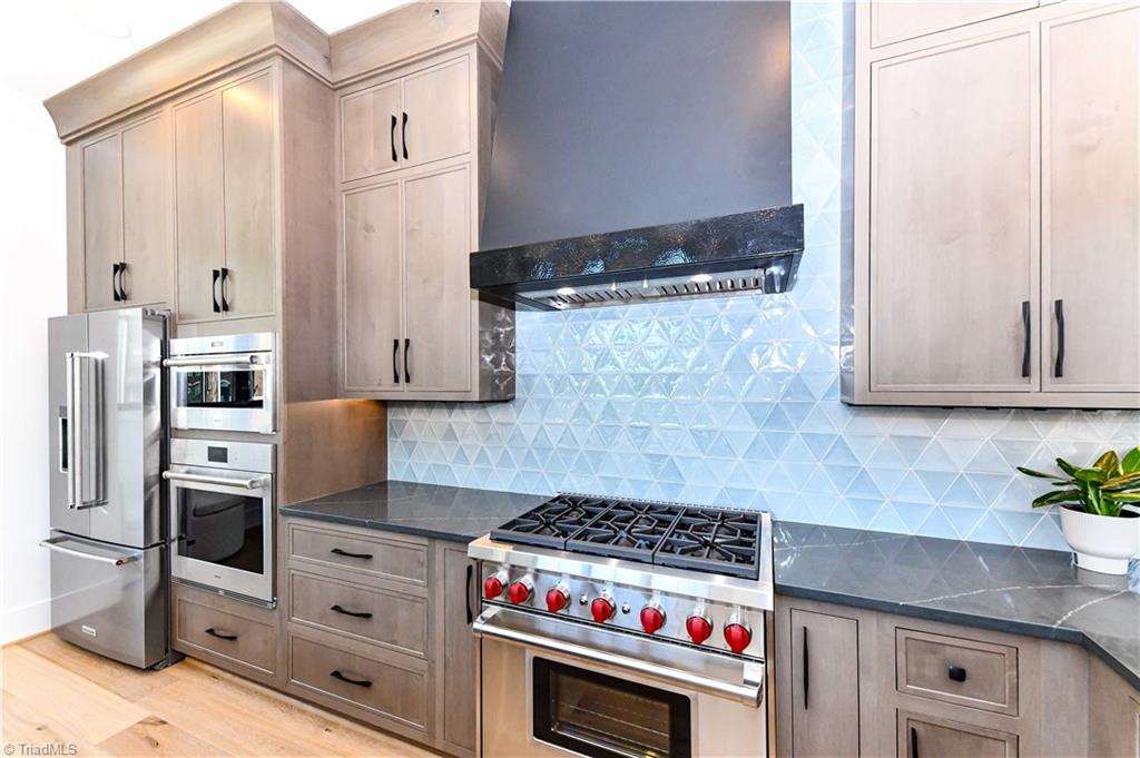 3237 W Friendly Avenue