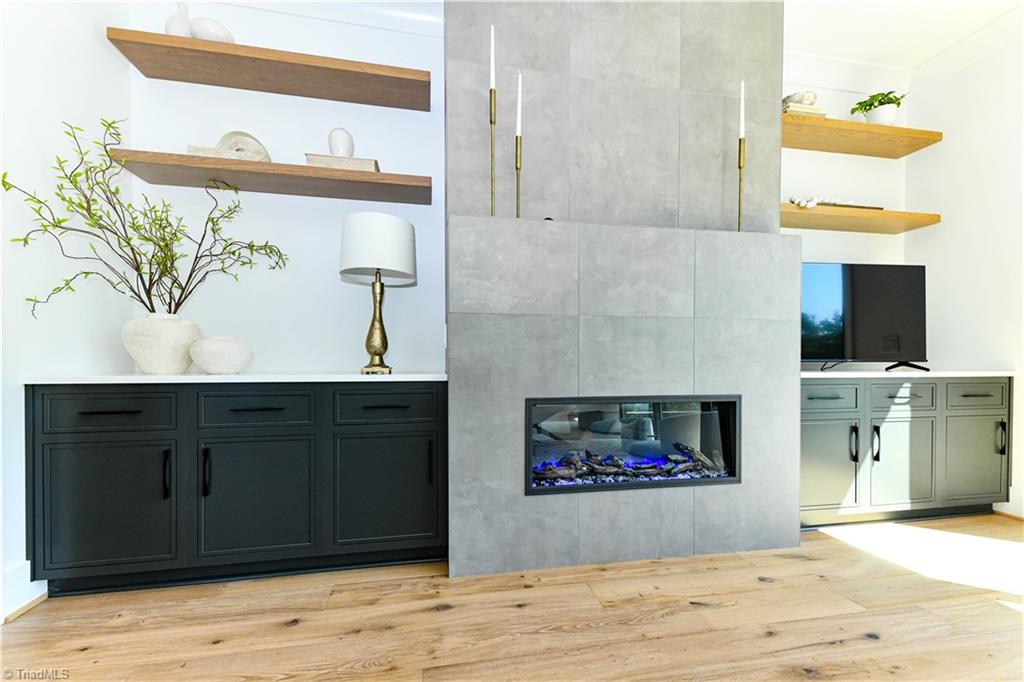 3237 W Friendly Avenue