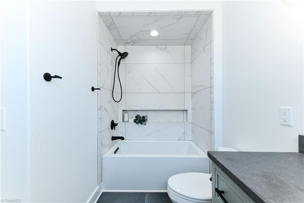 3237 W Friendly Avenue