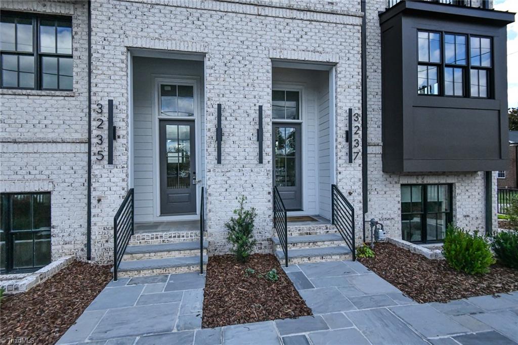 3237 W Friendly Avenue