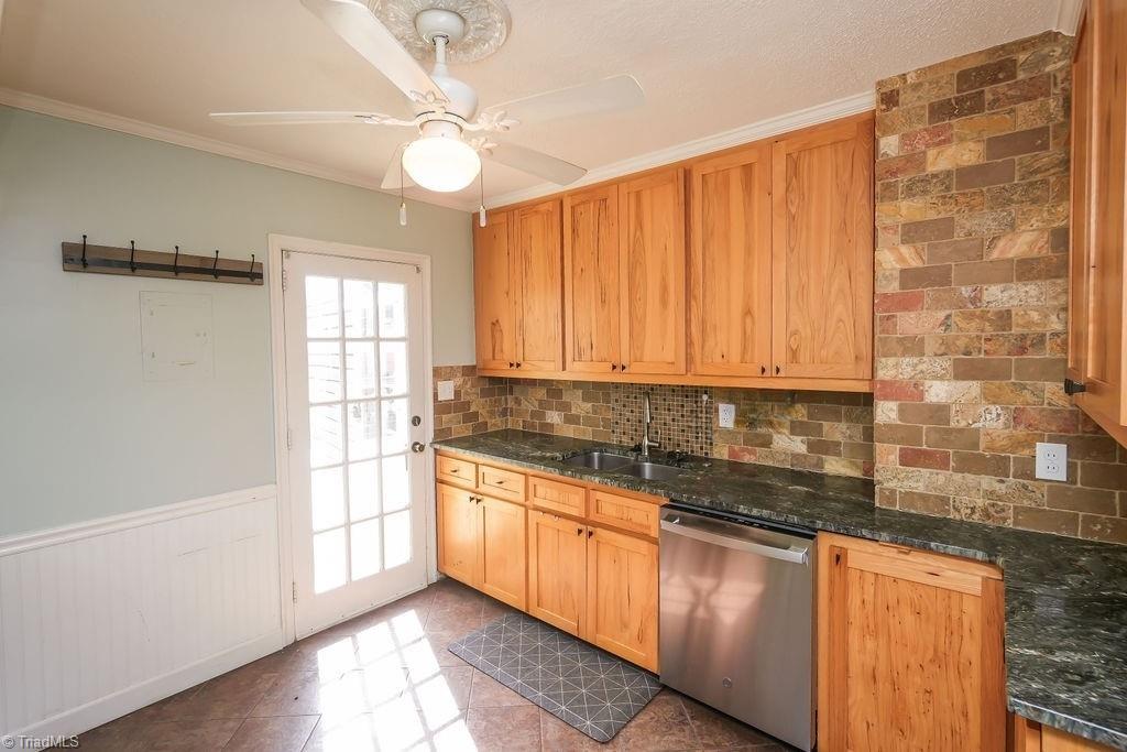 2821 Shady Lawn Drive