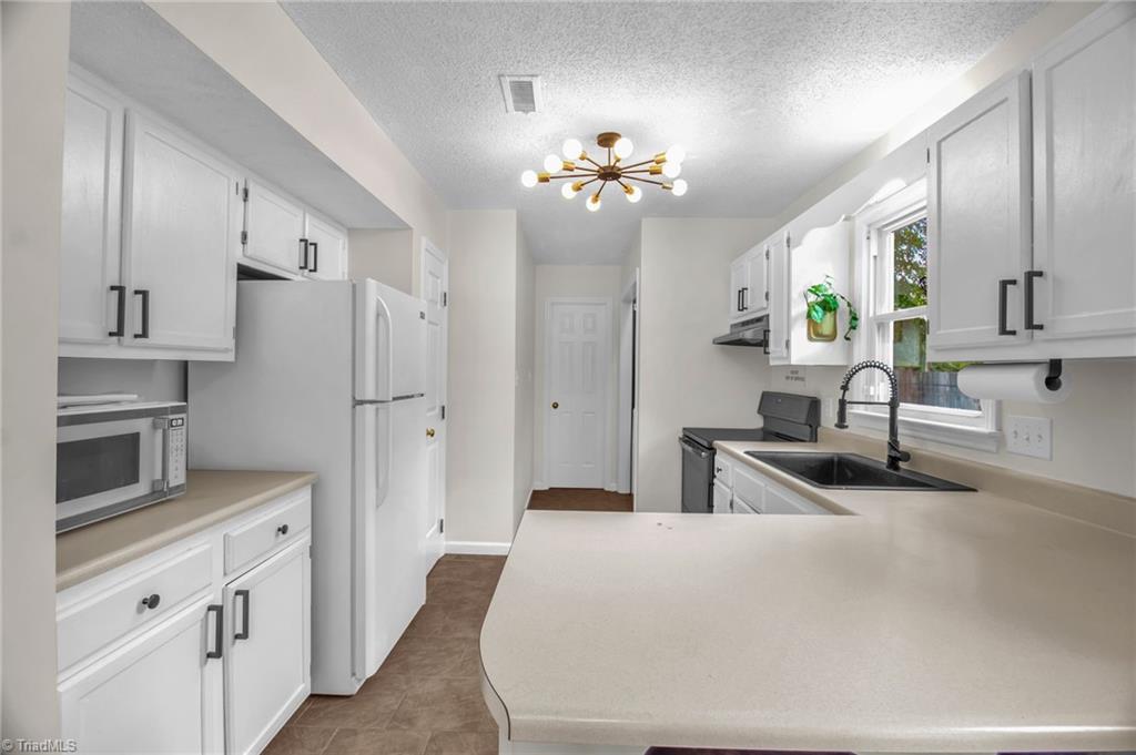 5503 Country Crossing Court, McLeansville