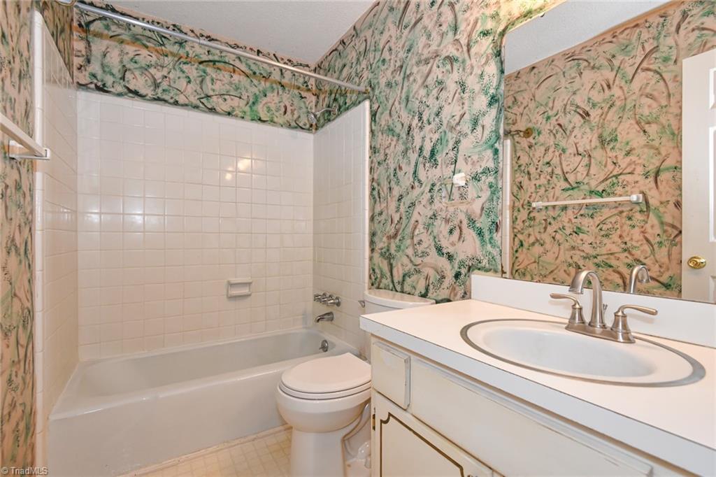 4504 Whitby Place, Greensboro