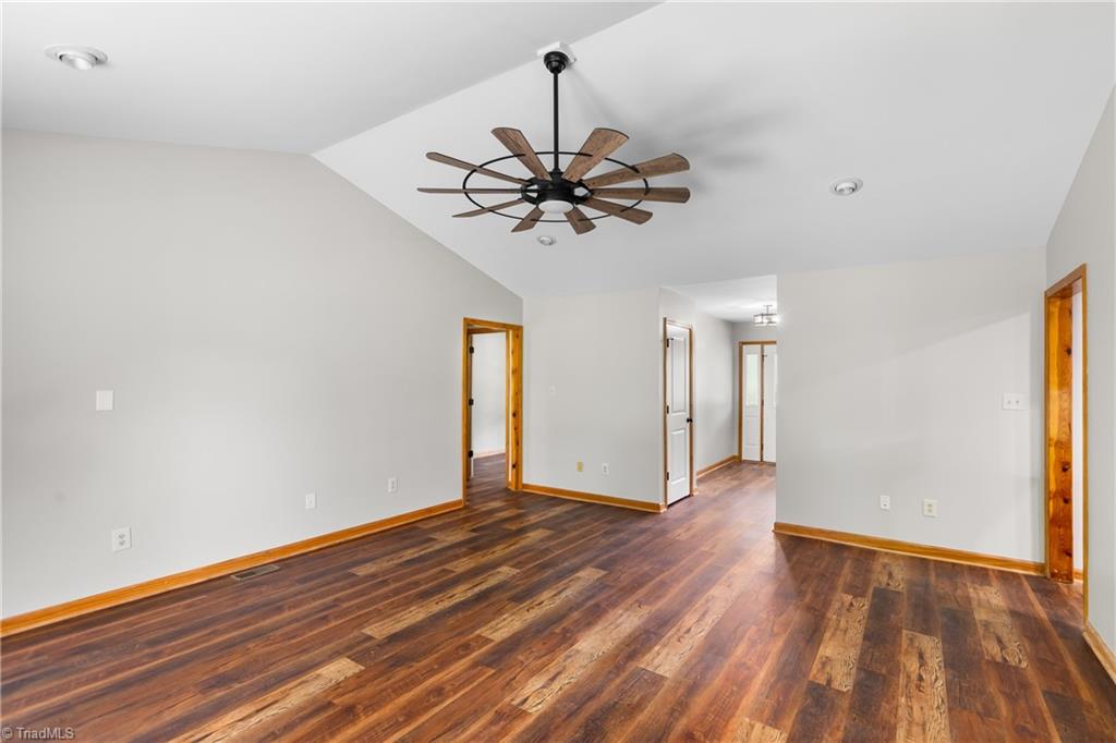 1184 Kingsway Drive