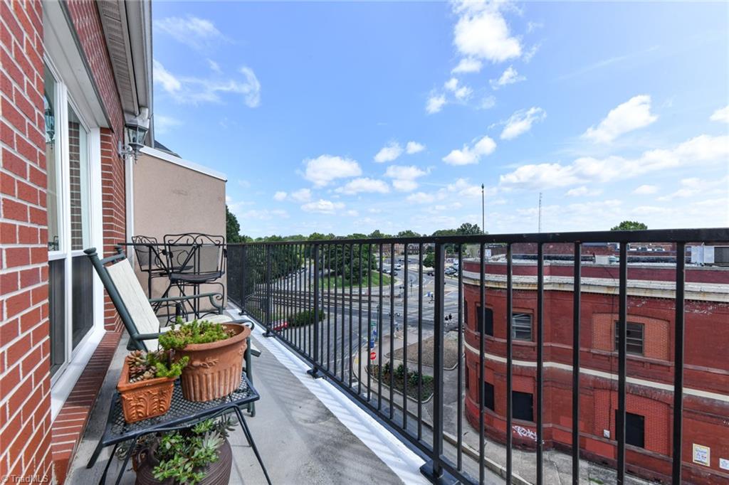 360 Elm Street # 304