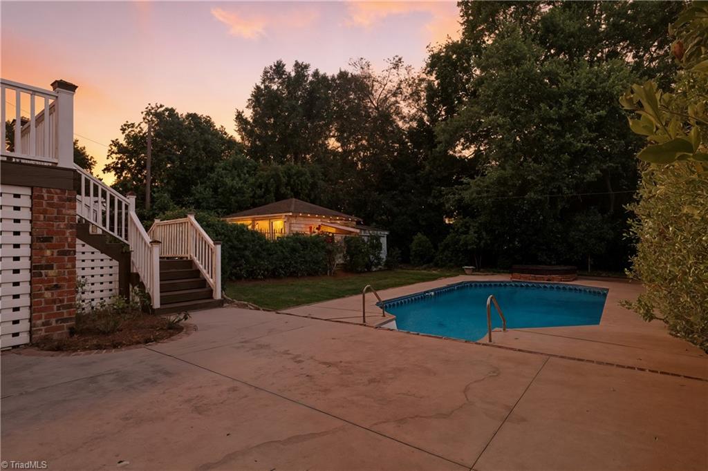 209 W Bessemer Avenue