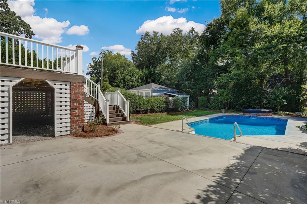 209 W Bessemer Avenue