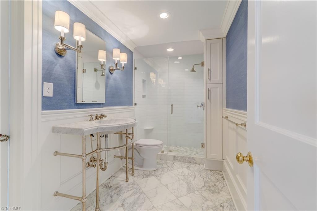 209 W Bessemer Avenue