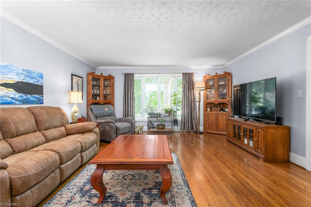 1902 San Fernando Drive