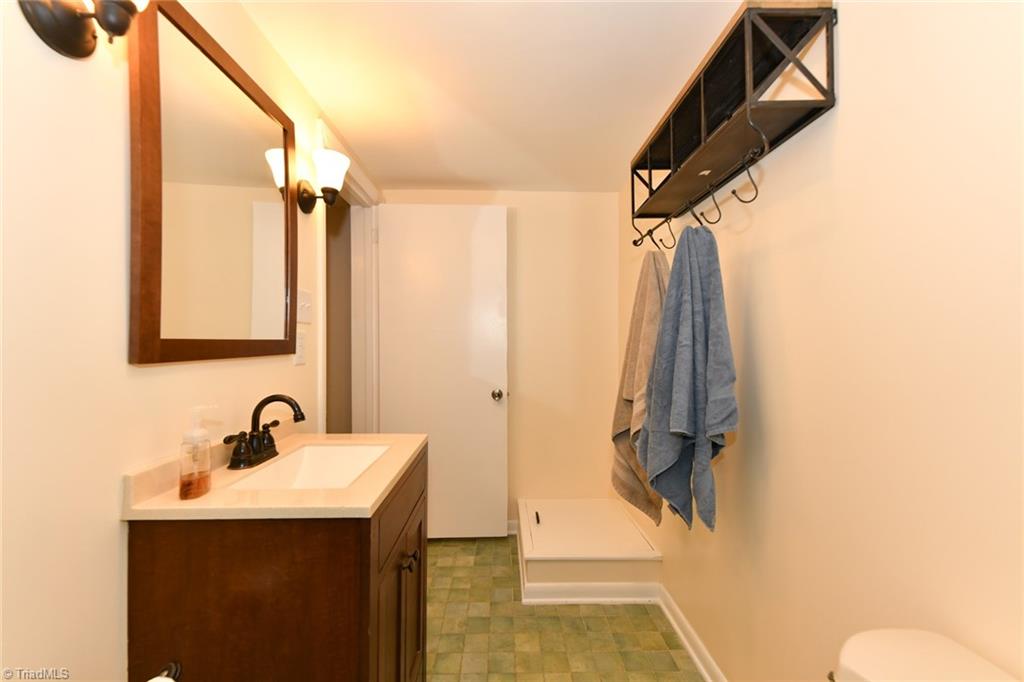 900 Honeysuckle Drive, Greensboro