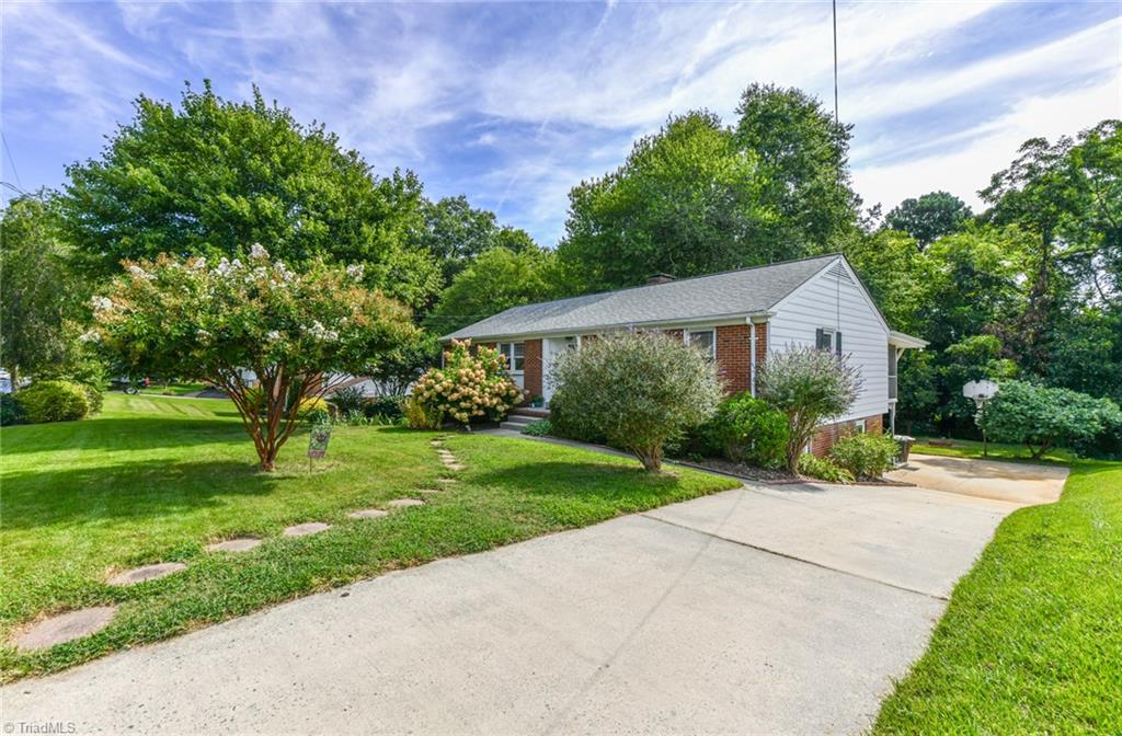 900 Honeysuckle Drive, Greensboro