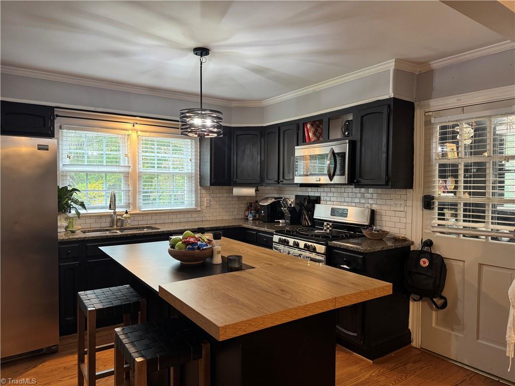 909 Knollwood Street, Winston-Salem