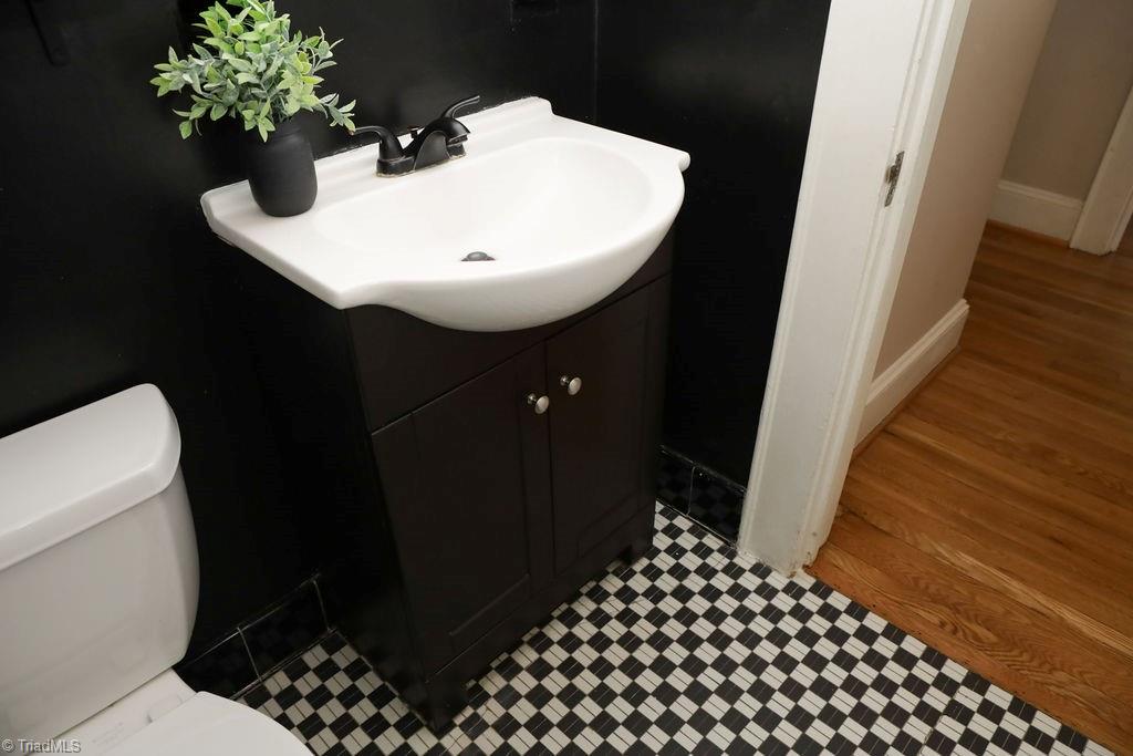 1805 W Friendly Avenue