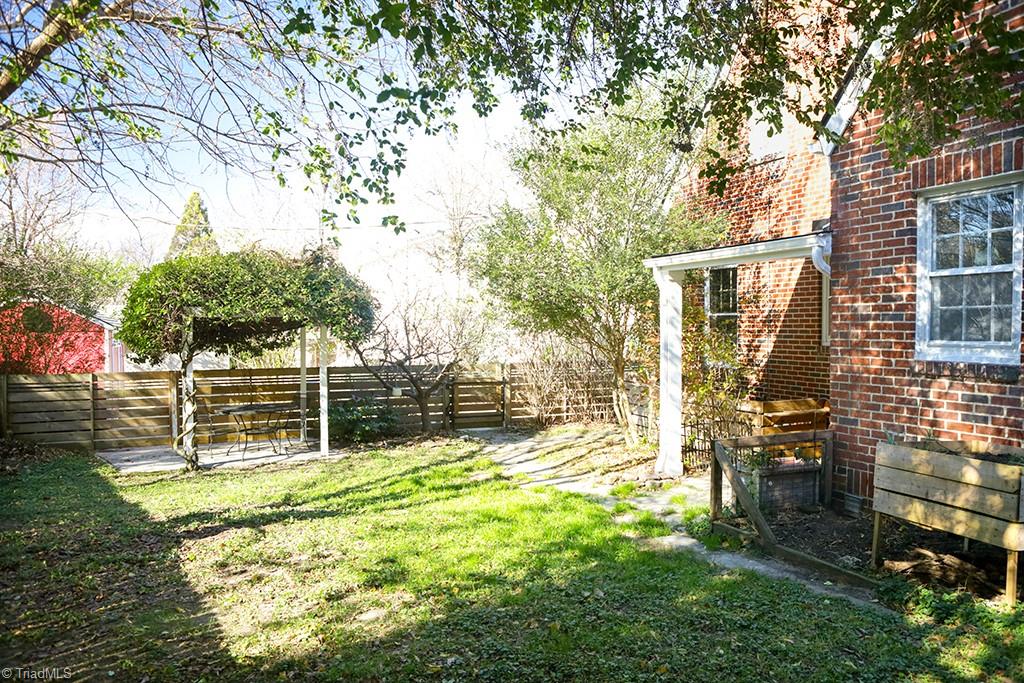 1805 W Friendly Avenue