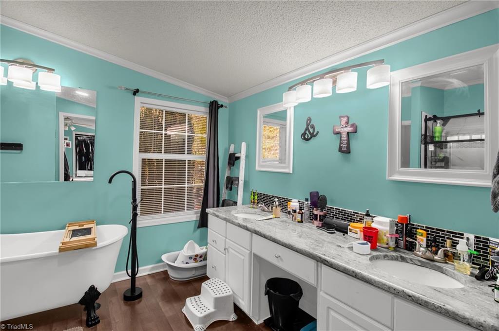 305 Whispering Oaks Drive