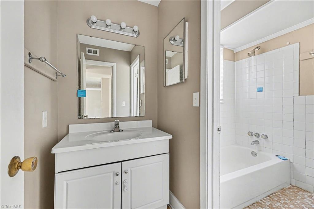 2829 N OHenry Boulevard