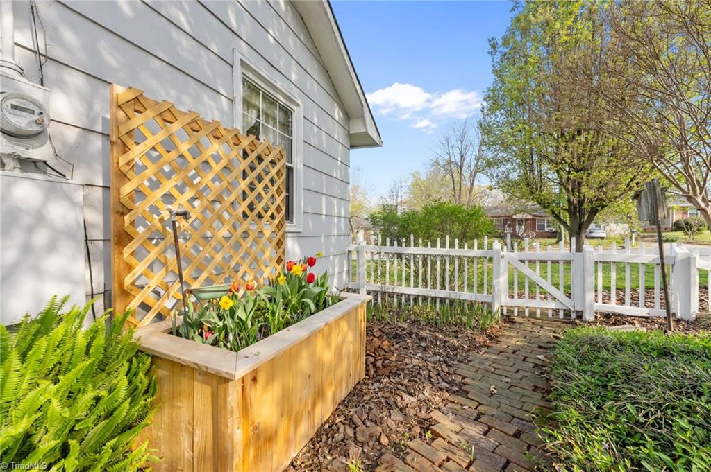 2501 Laramie Drive