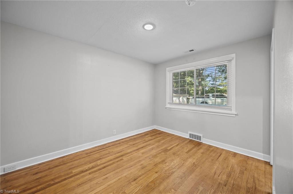 940 N Peace Haven Road, Winston-Salem