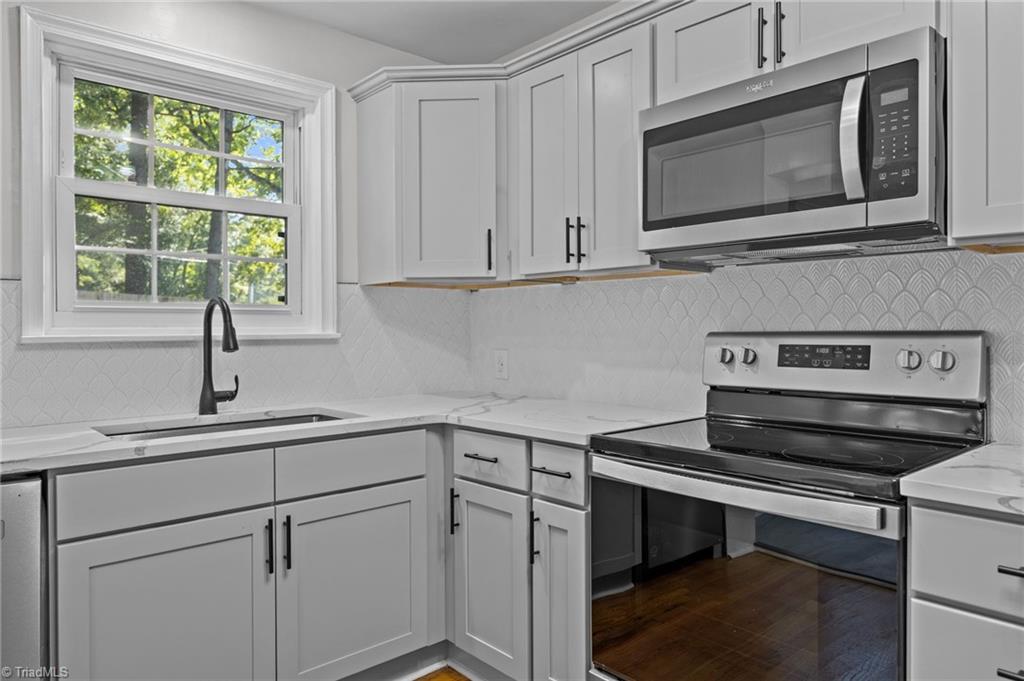 940 N Peace Haven Road, Winston-Salem