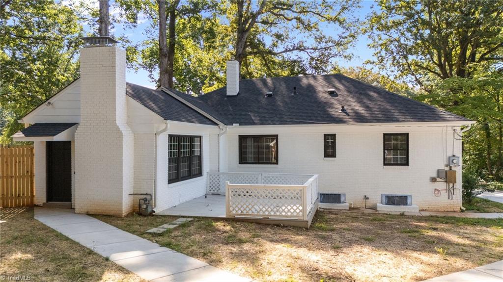 940 N Peace Haven Road, Winston-Salem