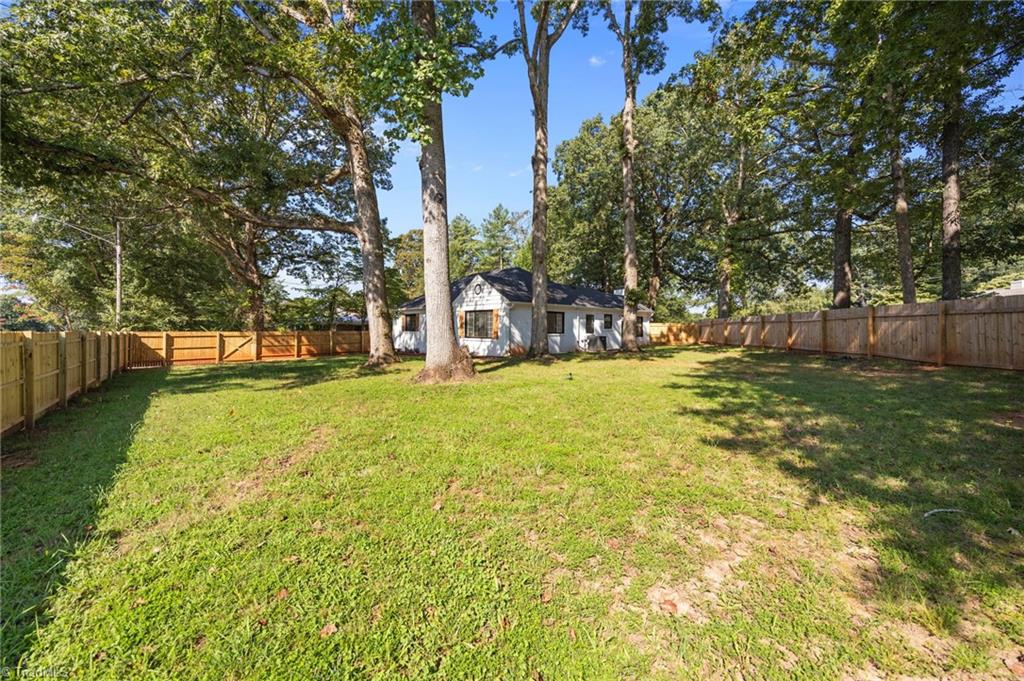 940 N Peace Haven Road, Winston-Salem