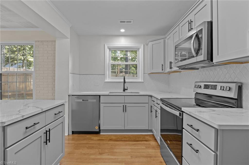 940 N Peace Haven Road, Winston-Salem