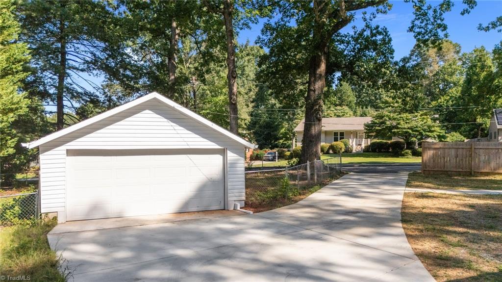 940 N Peace Haven Road, Winston-Salem